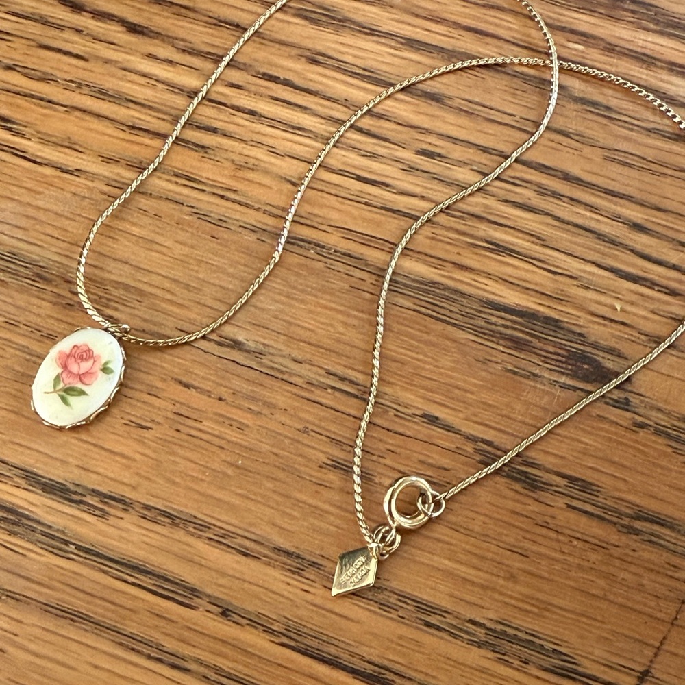 1970’s Sarah Coventry | Elegant Gold Tone Necklace Vintage Rose Pendant 16” - Picture 4 of 6